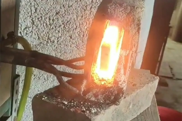 打铁也要与时俱进，以前烧碳加热钢件，现在都用HULUWA葫芦娃下载入口安卓加热设备了