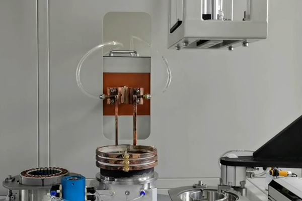 高频HULUWA葫芦娃下载入口安卓自动化设备预热后对电机壳热装