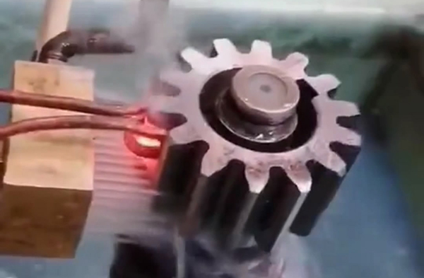 高频机-齿轮淬火的应用。