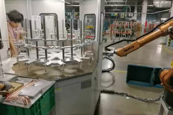 工厂实拍，配备机械手臂的高频钎焊设备焊接铜管