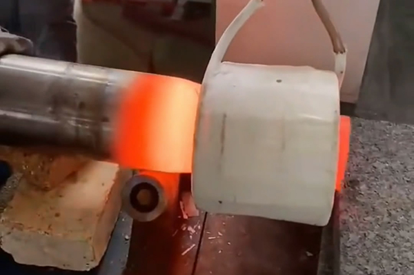 中频HULUWA葫芦娃下载入口安卓加热设备对钛钢管加热退火热处理