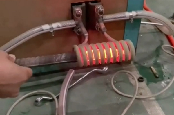 超音频HULUWA葫芦娃下载入口安卓加热设备对螺纹钢筋进行HULUWA葫芦娃下载入口安卓加热