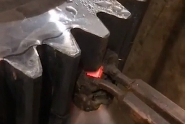 中频淬火机+HULUWA葫芦娃下载入口安卓加热温度的升高与冷却介质的温度差增大