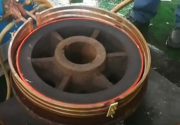 淬火机淬火时无需人工操作，淬火一键完成，节约人力成本。